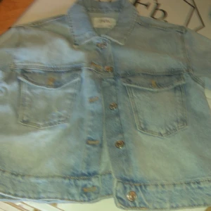 Zara denim jacka - En snygg zara denim jacka oandvänd