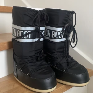 Moon Boots  - Moon Boots storlek: 39-41, Bra skick men lite använda utan några skador. Frakt och upphämtning är tillgängligt.