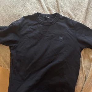 Acne sweatshirt - Sweatshirt från acne i marinblått. 