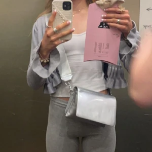 Carin wester väska - Carin wester väska som är använd några gånger, Finns ej kvar🥰  Väldigt enkel väska och bra att ha på fest osv.  Köpt för 399kr