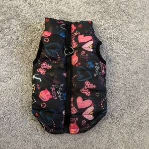 Hund kläder🐶 - Säljer två sånna här söta hund västar 💓för mindre hundar (50kr st)