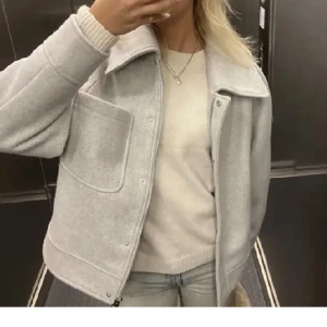 Nakd kappa - En sjukt fin grå kappa från nakd. Säljer då den inte kommer till användning❤️Den är i storlek 34 men är oversize så passar mig med S. Jag har S men den sitter fortfarande lite oversize. Alla bilder är lånade så skriv om du vill ha fler💕