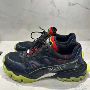 Valentino skor äkta - Säljer nu mina vaneltinos jag fick i present av min kusin. Dessa valentions är sällsynta och du hittar knappt o köpa dem. Ordinarie pris 6500kr. Väldigt sköna skor o gå i jätte enkla och fina. Säljer dem så billigt för jag inte har något paket t dem.