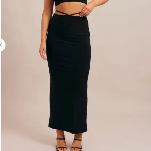 Svart långkjol Chiquelle - Svart långkjol med snörning i midjan, köpt från Chiquelle. Storlek S, jätteskönt stretchigt material. Aldrig använd så nyskick 💗