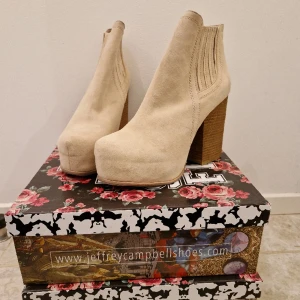 Fina stövletter  - Superfina oanvända Jeffrey Champbell skor i mocka. Storlek 39, men mer som en 40. (Stor i storleken)