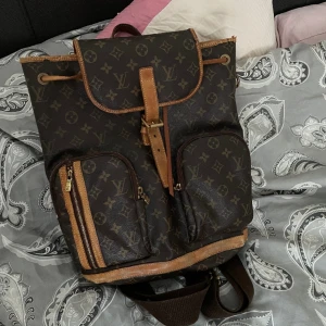 Louis vuitton vintage ryggsäck - Detta är en vintage Louis Vuitton bosphore ryggsäck som slutat tillverkas, just därför är den lite extra eftertraktad av folk som gillar att samla på LV. Köpt i Annelis vintage boutique 2017. Kvitto från butiken medkommer.