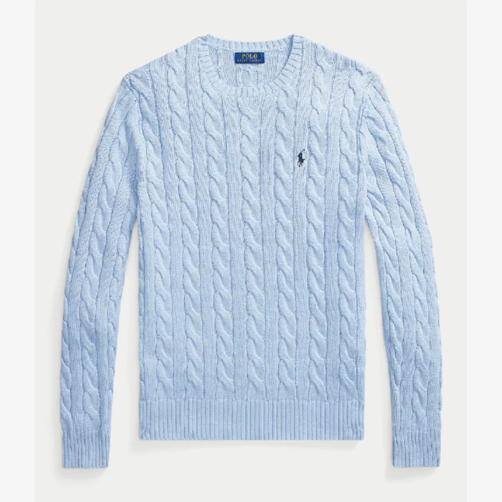 Helt oanvänd Ralph Lauren stickad tröja i storlek M (Passar även som L) Ordinarie pris/köpt för: 2300kr Säljer för 700kr vid snabb affär. Tröjor & Koftor.