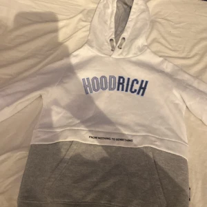 Hoodrich  - Jag säljer en hoodrich hoodie. Köpt för 899kr. Haft i nån månad 