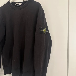 Stone island tröja - Säljer min stone island tröja då den inte kommer till användning längre!! Begagnad skick & köpt begagnat därför lägre pris!!