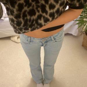 Jätte snygga low waist jeans från pull & bear. Använd fåtal gånger😊😊längd 34