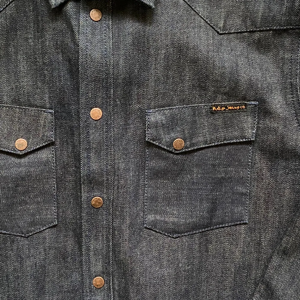 Nudie jeans raw denim skjorta.  Knappt använd, nypris ca 1500kr  Storlek: M. Skjortor.