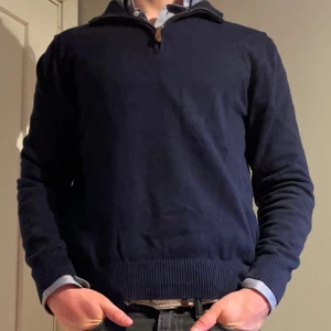 Quarter zip - Tja! Säljer en sjukt snygg quarter zip! Skick 8/10! Han i bilden är 185cm och väger 72kg. Hör av dig om du har frågor!