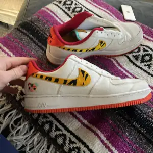 Nike air force chinese new year 2022 edition Inga defekter  Använda 2 gånger  Inga snören till 