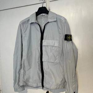 Trevlig vårjacka från Stone Island. Mycket bra skick. Nypris 4299kr