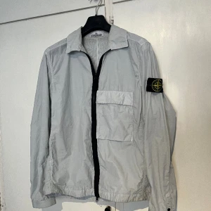 Stone island jacka - Trevlig vårjacka från Stone Island. Mycket bra skick. Nypris 4299kr