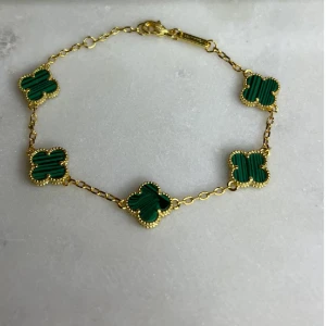 Flower bracelet  - Finns i många olika färger. 18K plätering. Elegant design som passar för olika tillfällen. För att se andra färger hör av er! 