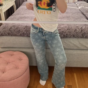 Lågmidjade jeans - Säljer dessa snygga lågmidjade jeans pga att de inte kommer till användning. Storleken är 34 och passar mig som är runt 160. Man kan även sprätta upp dem om man vill ha dem lite längre. Kontakta mig vid frågor💞