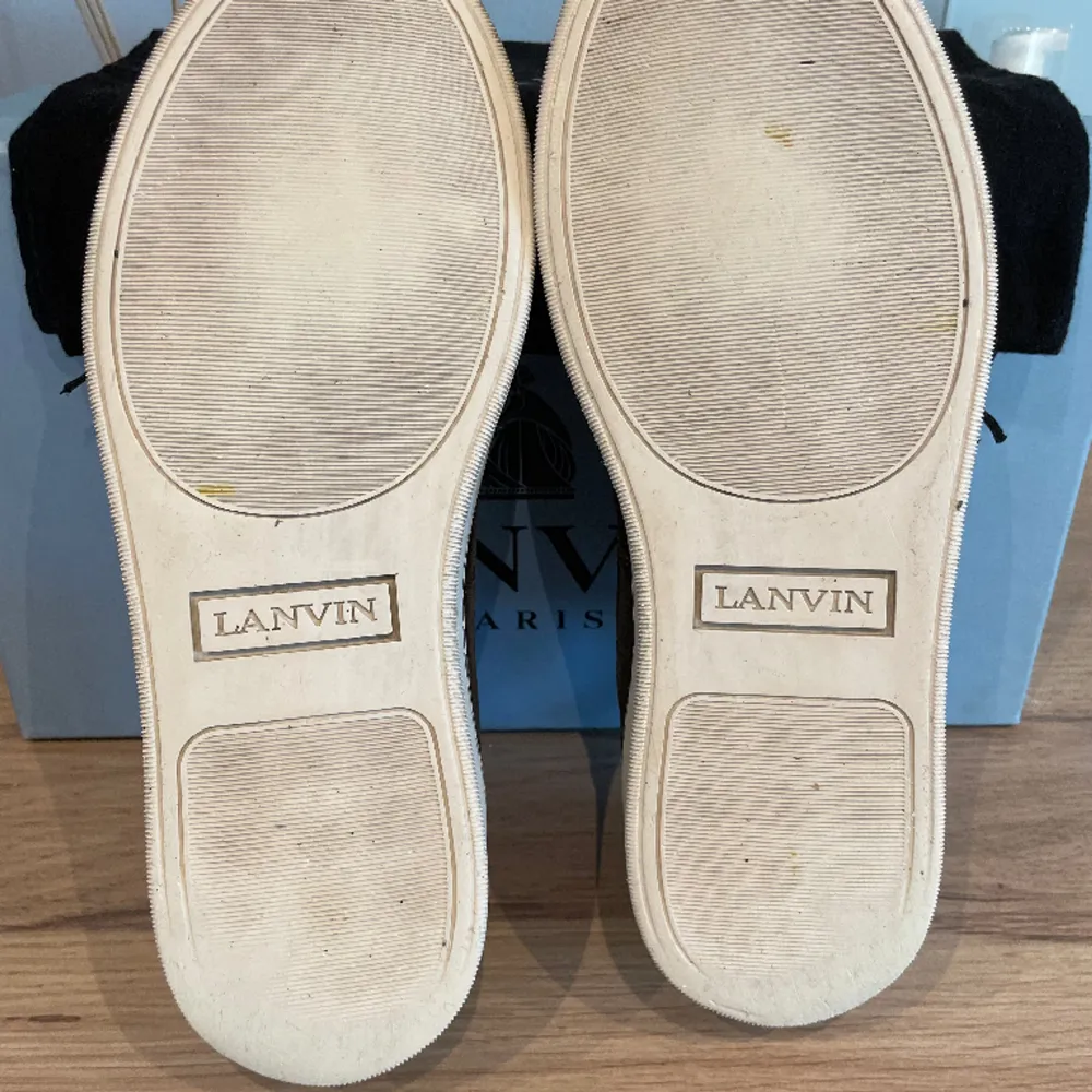 Säljer nu dessa super fräscha mörkgråa lanvin skorna med glansig toebox. Storlek UK 5 som motsvarar ungefär 40-41 i europeisk storlek (passar större) tillkommer box & dustbag. Hör av er vid frågor. Skor.