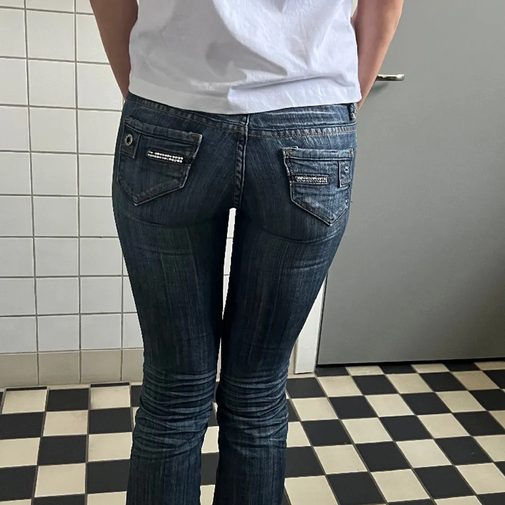Säljer dessa skitsnygga mörkblåa jeans, midjemått 36 tvärsöver i midjemåttet och 83 i Innerbenslängden.❤️. Jeans & Byxor.