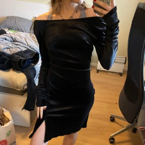 Off shoulder klänning - Fint skick i sammetsliknande material🫶