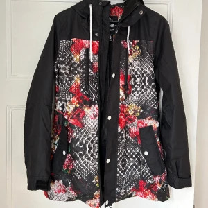 Skidjacka  - Skid/snowboardjacka från märket Neff, strl S, 300kr. Använd fåtal gånger, som ny!