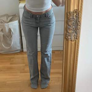 Gråa lågmidjade jeans från Gina i modellen low straight jeans 