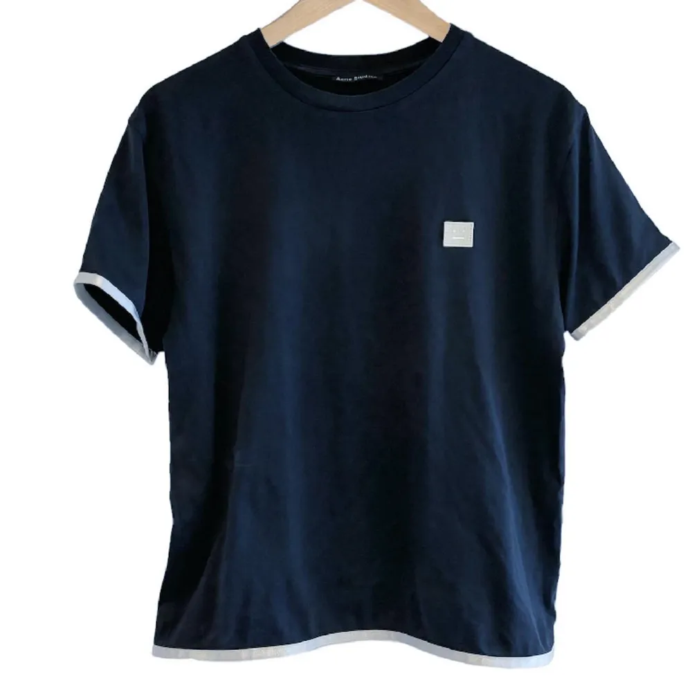 Acne studios tshirt med silver face motif & silver trim. En stilren T-shirt i fint skick. Storlek xs men den passar small.  Skick: 8/10 Storlek: XS (fit Small) . T-shirts.