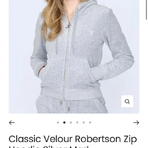 Juciy Couture kofta - Juciy couture kofta äkta från hemsidan, strlk M. Säljer pga kommer inte till användning längre. Kan skicka bilder med koftan på ifall de behövs. Byxa finns på min profil! Pris går att diskutera ❤️