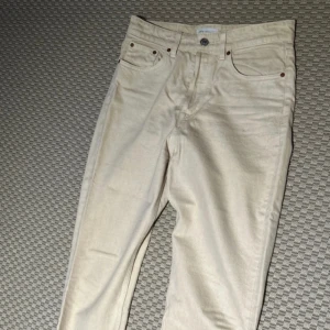 Jeans Zara - Boyfriendjeans från Zara. Ankellånga på mig som är 169cm. Lite skitiga på ena byxbenet baktill men det borde gå att tvätta bort. Ljusbeiga.