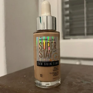 Maybyline  - Maybylines skin tint, så vacker på huden & ger massa glow. Har massa andra tints och måste rensa ut. Bara använd två ggr och applikatorn har ej haft kontakt med huden. Tor den kostade runt 200kr och jag säljer för 90kr! Som ni ser är den som nyskic💕💕