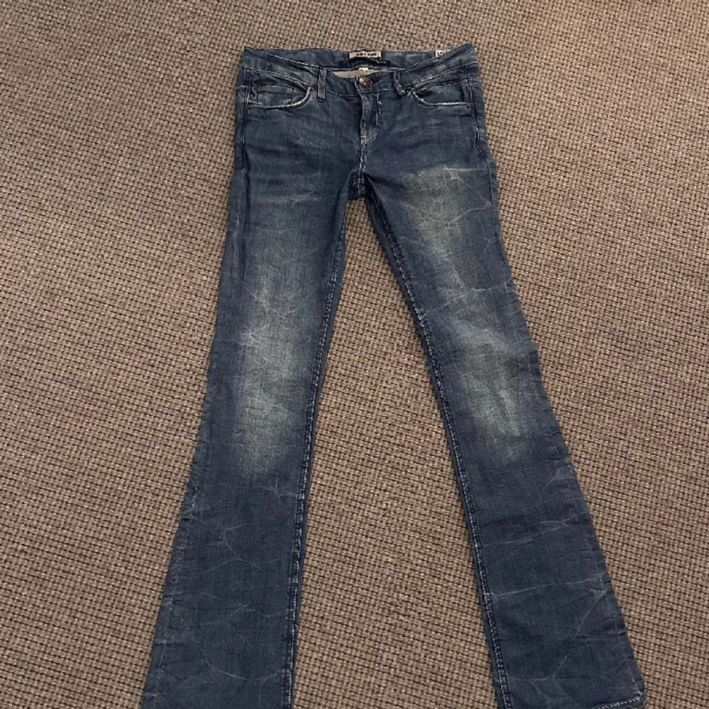 Lågmidjade bootcutjeans. Midjemåttet är 36cm och innerbenslängen är 84cm. Jeans är för små och för långa så har EJ fler bilder!💘. Jeans & Byxor.