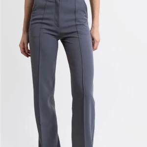 Kostymbyxor  - En grå kostymbyxa från madlady använda ett fåtal gånger. 