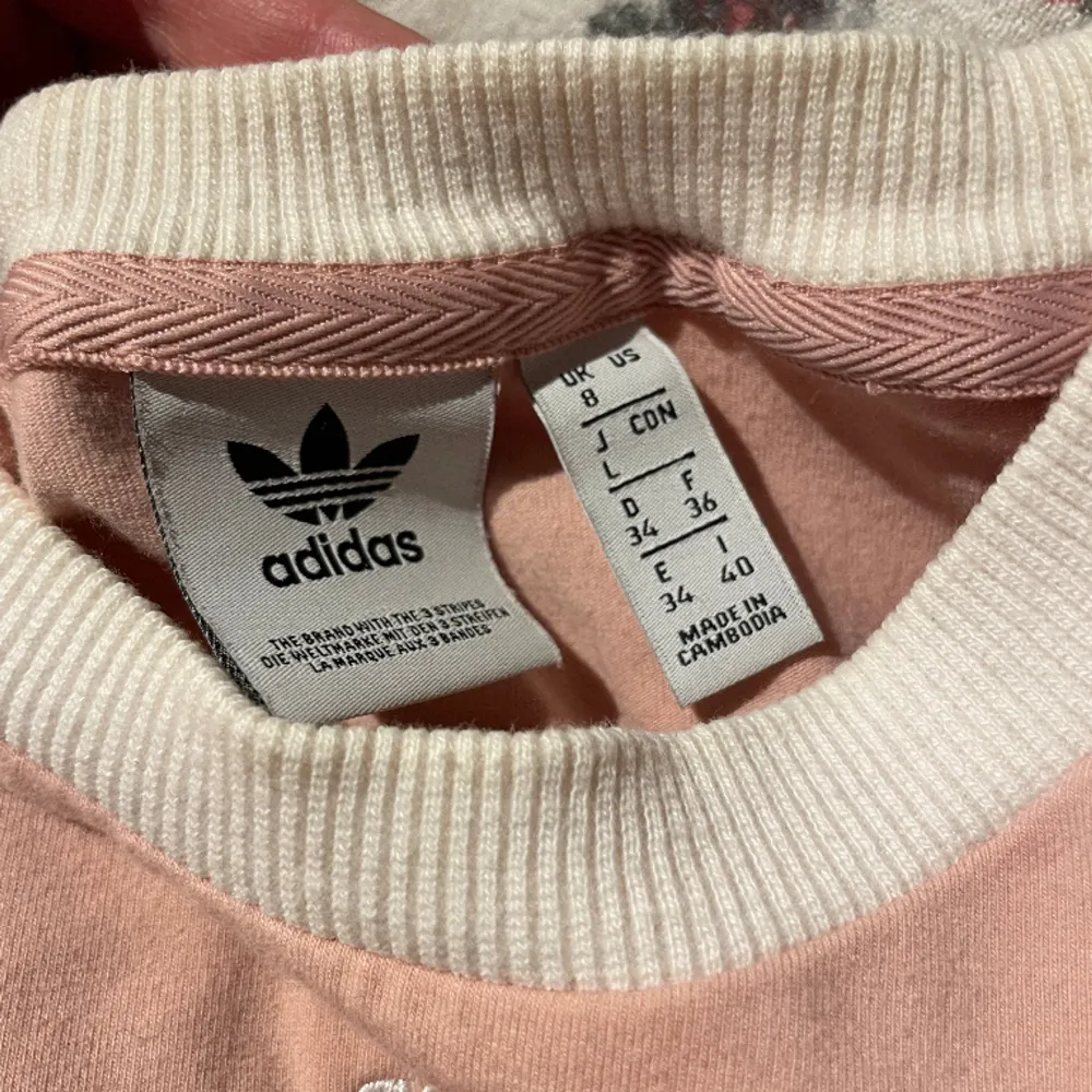 Rosa Adidaströja som nästan aldrig är använd. Är lite mer rosa än vad som syns på bildera.. Tröjor & Koftor.
