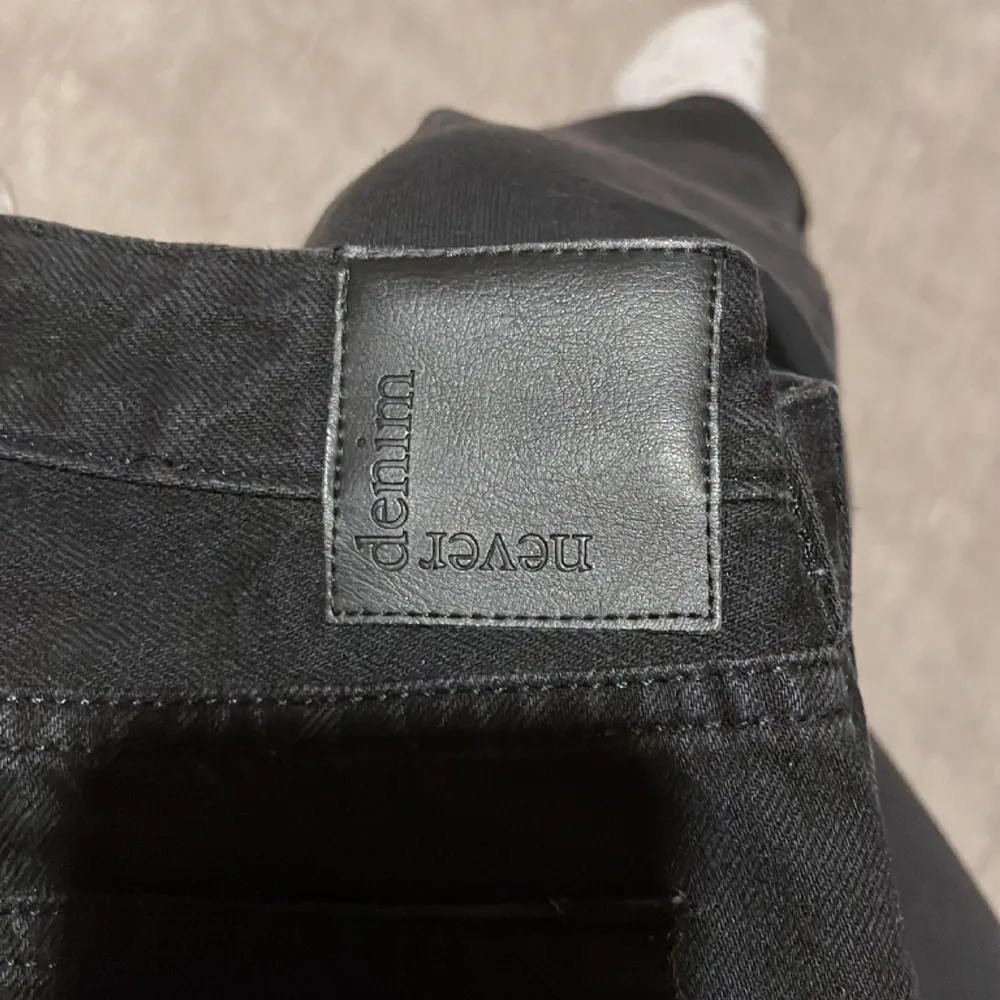Svarta super snygga, low straight jeans från Never Denim!💗 verkligen super bra skick!! Använt två till tre gånger. 🔥🔥🔥. Jeans & Byxor.