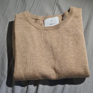 Bläck Stickad Crewneck - Säljer denna beiga stickade tröja från bläck. 10/10 skick Nypris 600kr Hör av er om ni har funderingar 100% bomull