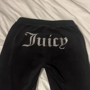 Juicy byxor - Säljer dessa pga dem har blivit för stora. Skick 8/10, storlek M  nypris 1200