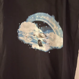 T-shirt svart - T-shirt svart bil tryck 