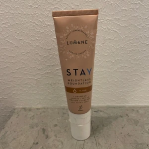 Lumene Stay Weightless Foundation, 6 dark - Endast öppnad och tryckte ut lite av färgen för att inse att den var för mörk för mig. Den oparfymerade sammansättningen passar alla hudtyper, även känslig hud. Vegansk. Volym 30ml.