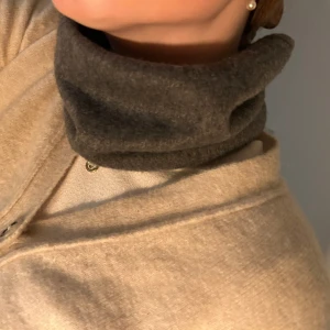 Mysig grå buff💗  - Jättemysig buff i fleece material som jag sytt själv. (Jag syr flera av dessa därför lägger jag upp igen)😊