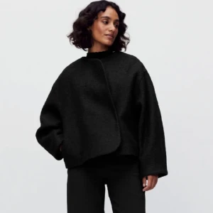 Svart kappa - Stockholm Lm kappa, köpt på mq för 1500❣️skriv för egna bilder❣️