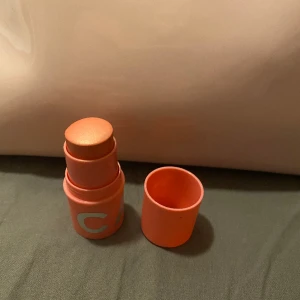 Caia- Blush - Färgen berry smoothie. Endast testad på handen. Inte min färg men väldigt fin ändå. Priset går att diskutera vid snabb o smidigt affär. Dm för fler bilder💛😊 Fri frakt 