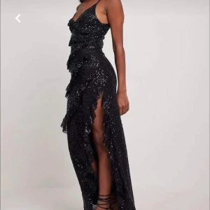 Klänning - Säljer denna klänningen från Victoria waldu:s kollektion med NAKD. Använd endast en gång, så otroligt fin!! Perfekt till festtillfällen eller bal.  Nypris är 699 kr, och eftersom den ej säljs mer så är mitt pris 650! (Fint skick!!) 🥰🥰🥰🥰