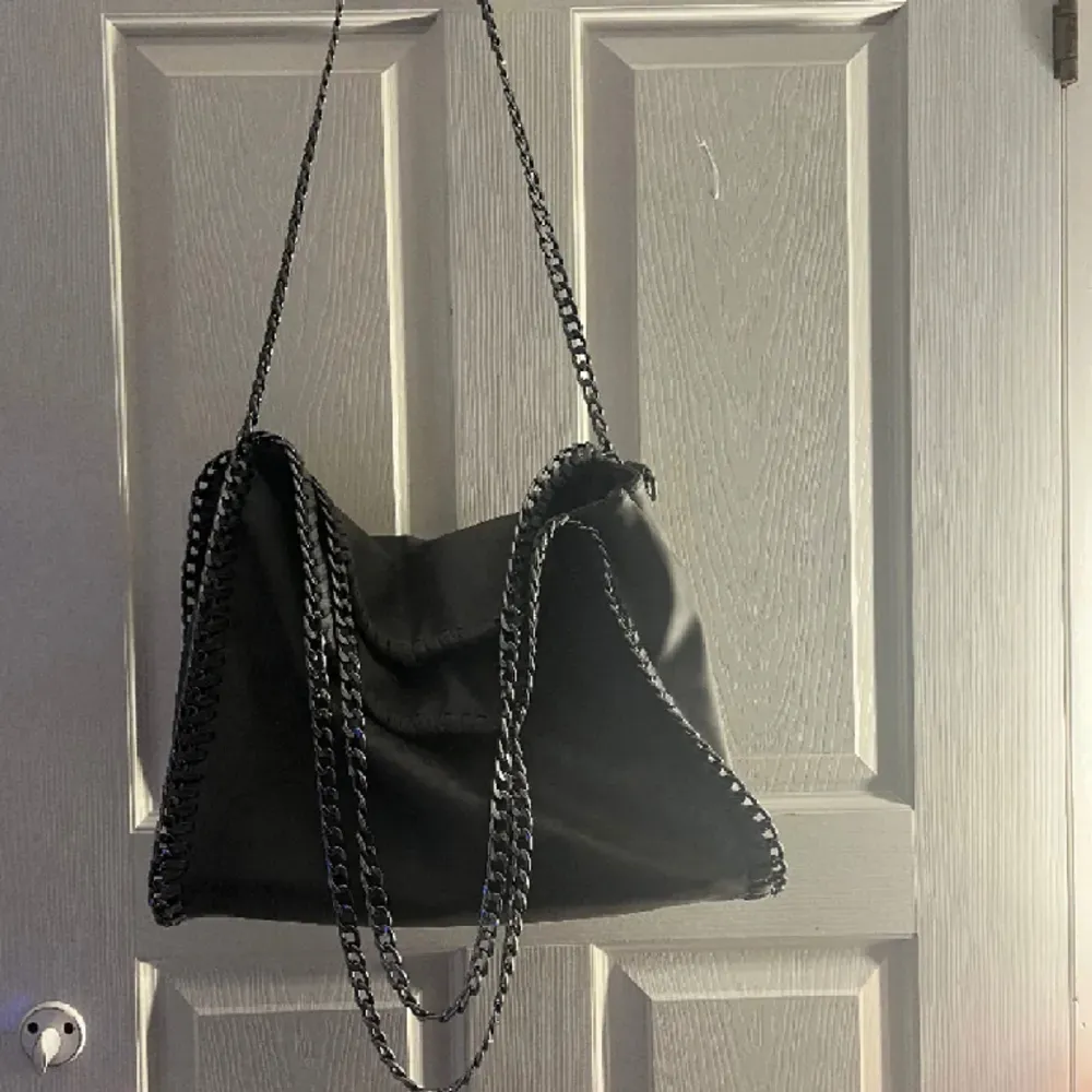 superfin tiamo/stella väska köpte den på plick för 799kr inga skador ❤️❤️. Shortsit.
