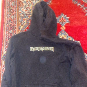 Iron maiden hoodie - Säljer nu min iron maiden hoodie för använder den knappast längre. 