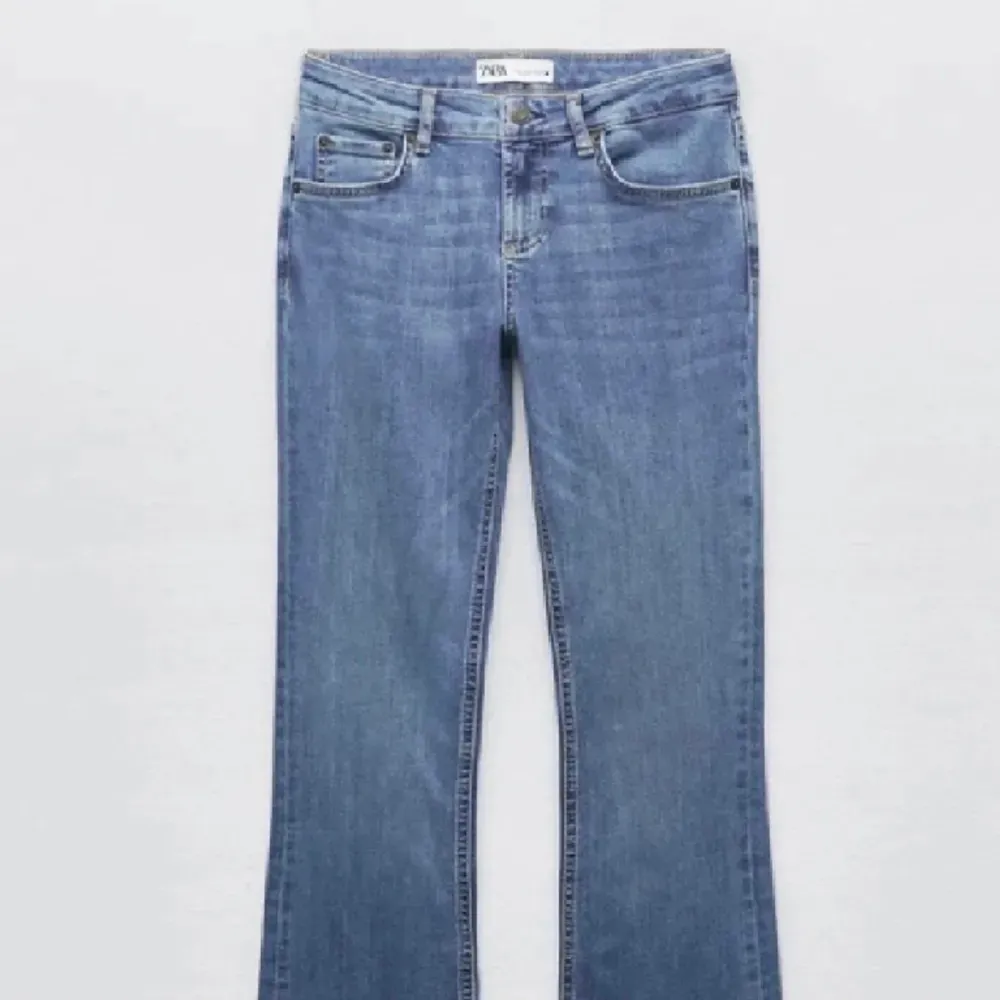 Jeans från sara med låg midja, använda fåtal gånger 🥰. Jeans & Byxor.