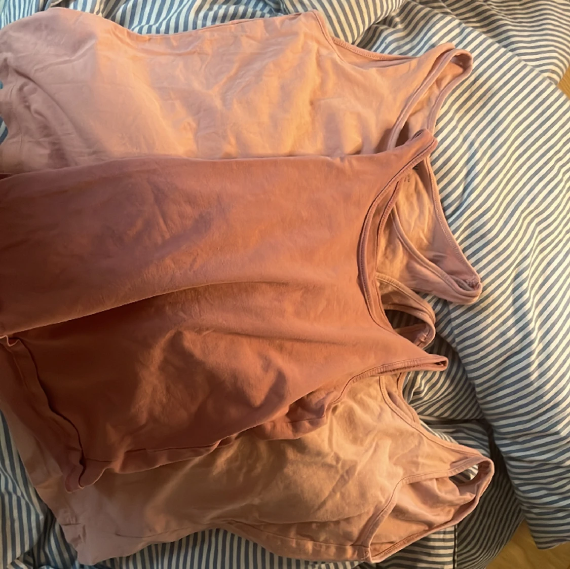 Tre stycken rosa linnen.