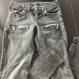 Jeans Maison scotch  - Svarta jeans från maison scotch. Skinny och low waist. Fint använt skick 