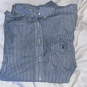 Blus/skjorta - En randig skjorta från gant. Strl 32. Säljer den för att den är förliten. 