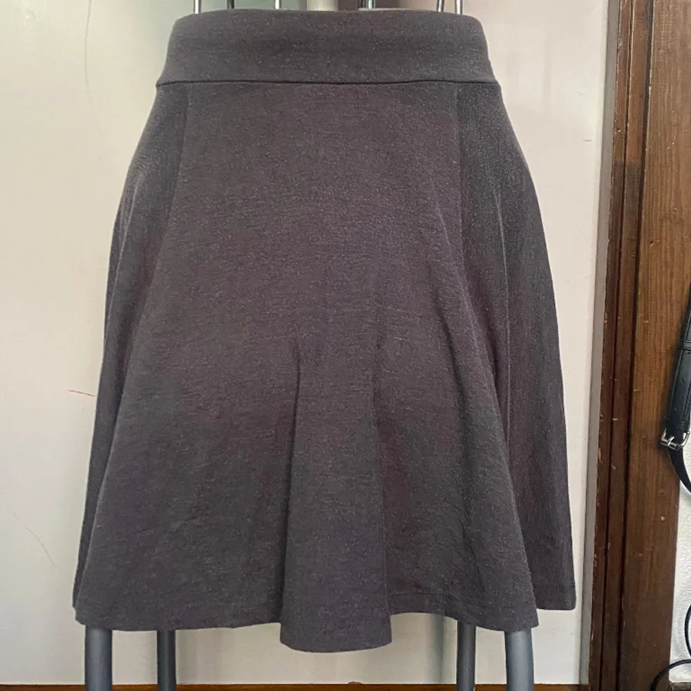 Grå kjol jag köpte för några års sedan , ganska använda och är lite nopprig som man kan se i andra bilden resårband och unten dragkedja. . Kjolar.