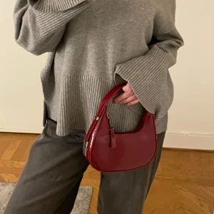 Vinröd väska - Helt oanvänd vinröd väska 🫶🏼❤️   Köpt för 318kr🫶🏼❤️